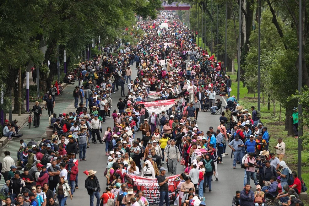 Manifestantes perto do Estádio Azteca — Protesto na Cidade do México