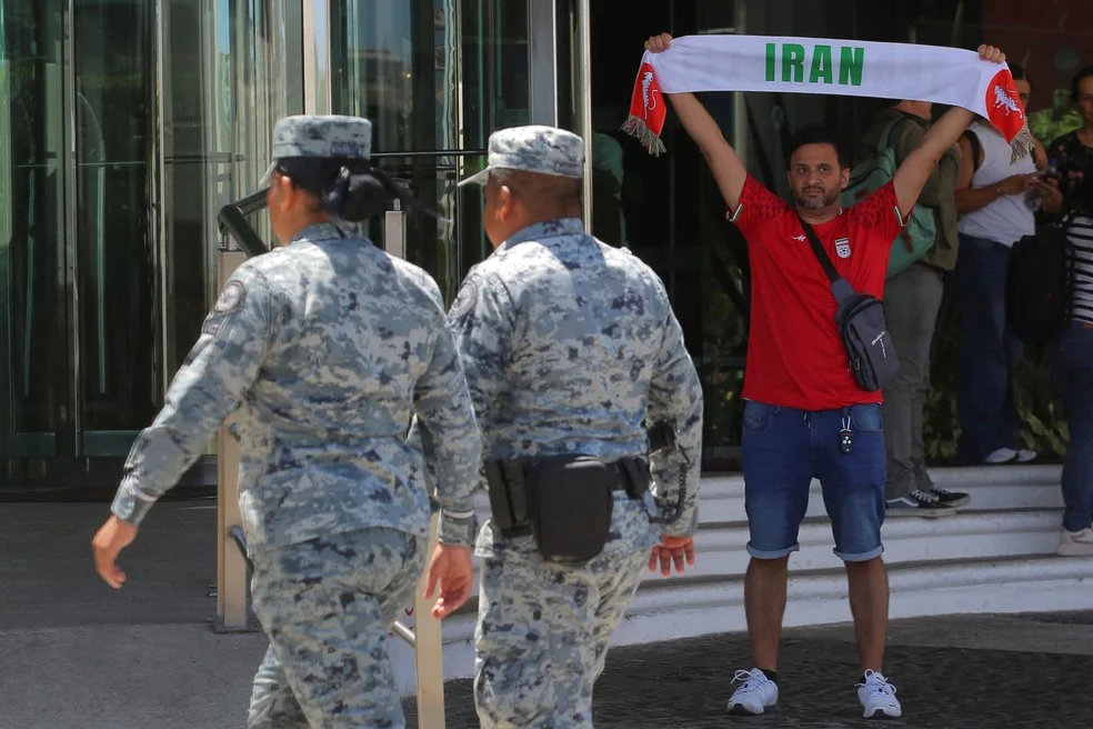Soldados na porta do hotel da seleção iraniana em Tijuana — preparação do Irã