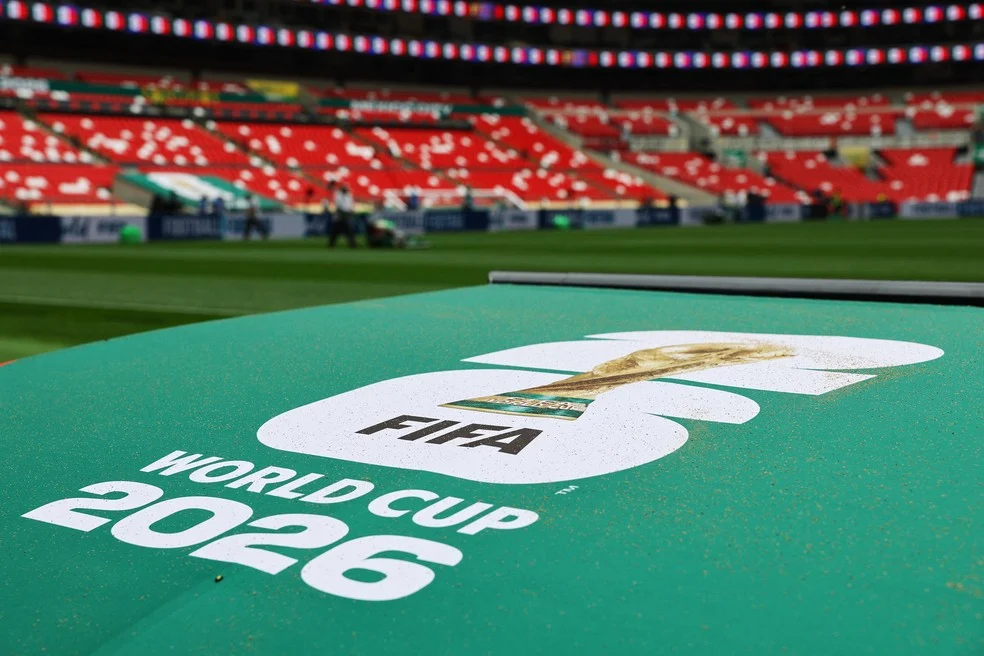 Torcida no Estádio Azteca durante evento antes da Copa do Mundo