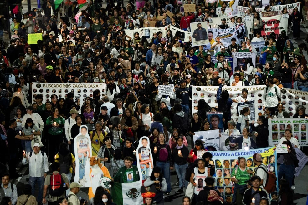 Manifestantes perto do estádio Azteca