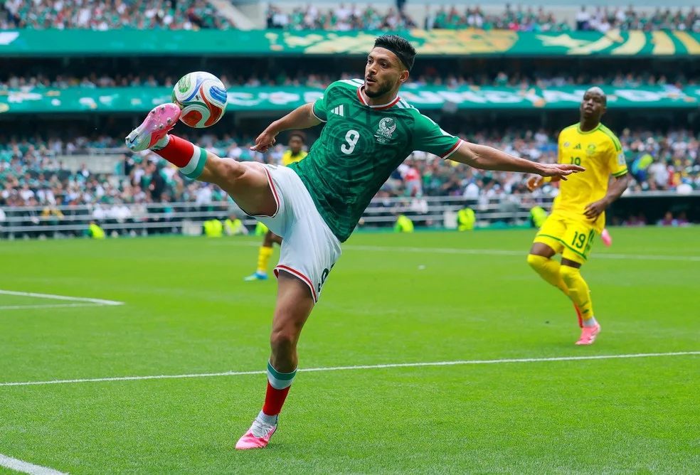 Raul Jiménez em ação na Copa do Mundo
