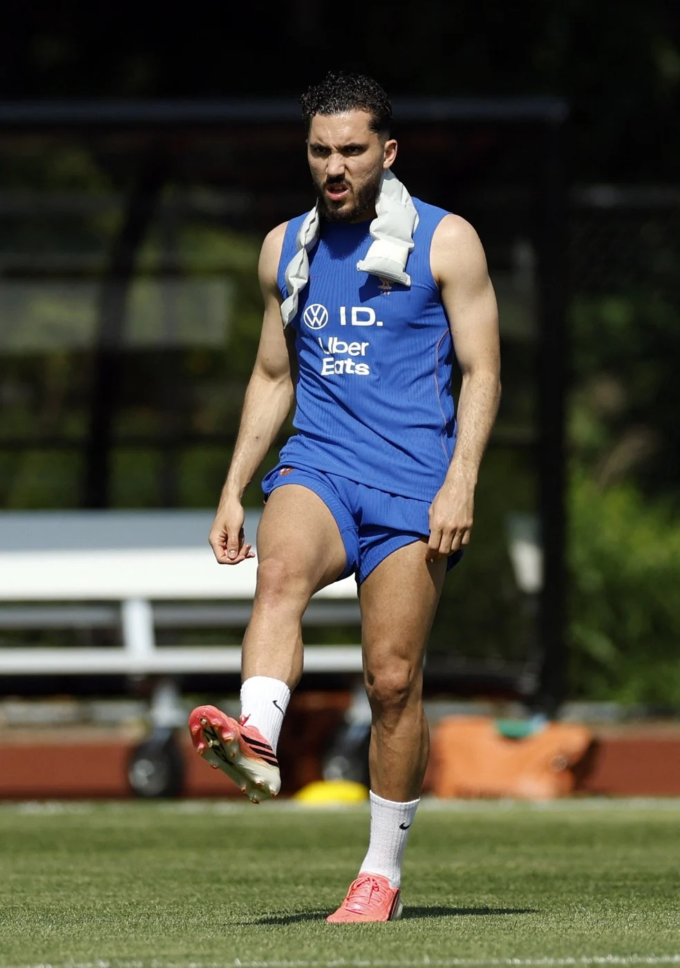 Rayan Cherki durante treino, tema sobre dupla nacionalidade