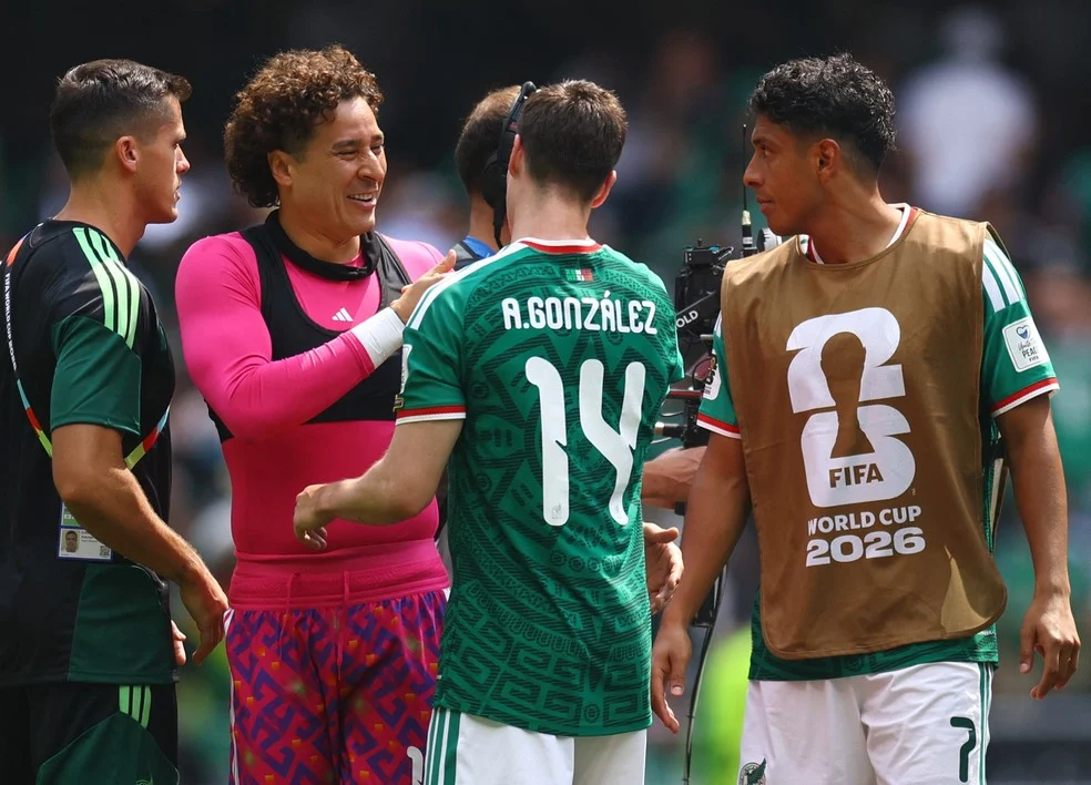 Guillermo Ochoa comemorando a vitória do México no banco