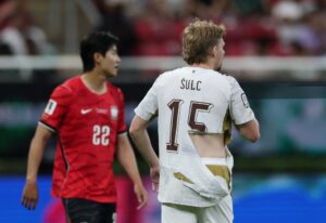 Pavel Šulc com camisa rasgada em Coreia do Sul x República Tcheca