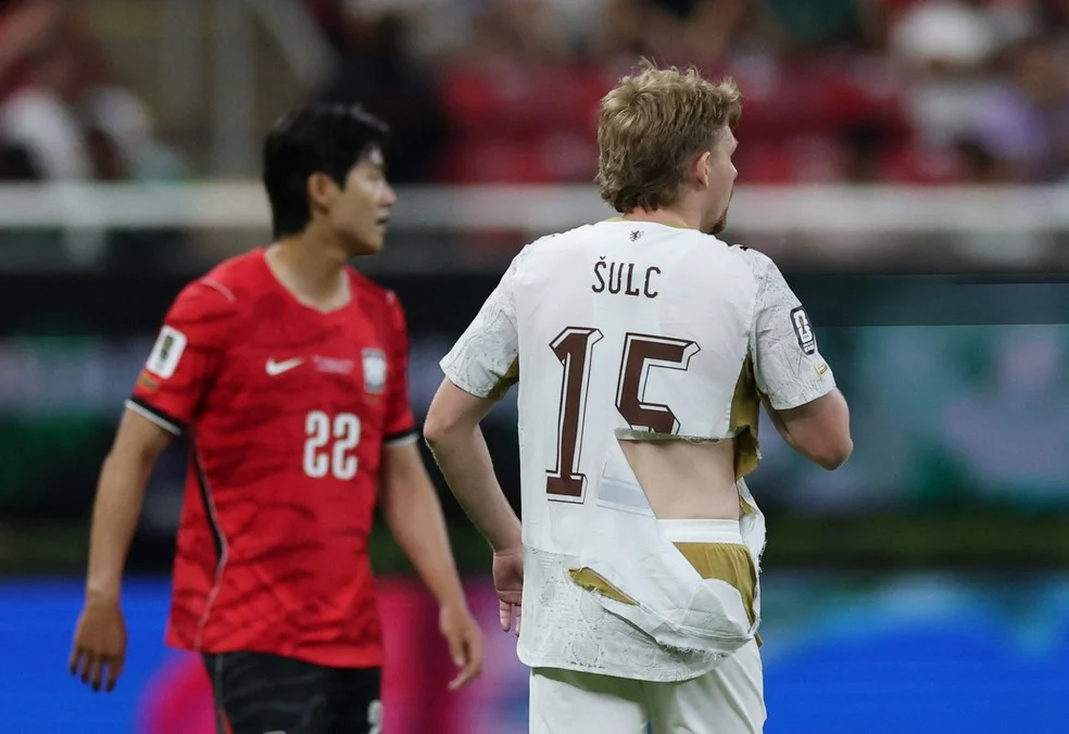 Pavel Šulc com camisa rasgada em Coreia do Sul x República Tcheca