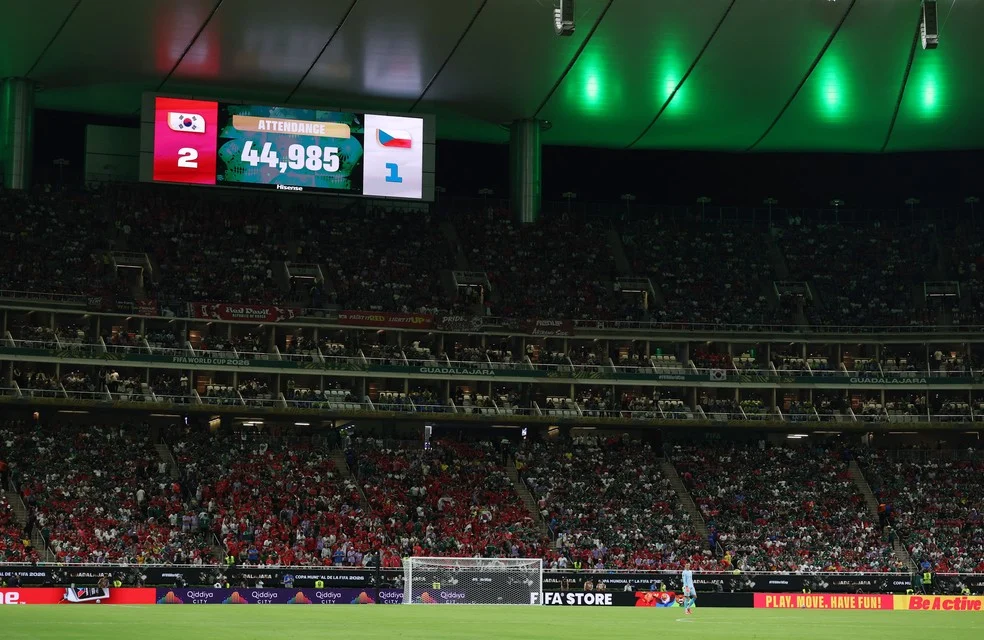 Telão mostra público oficial do jogo — estádio quase lotado