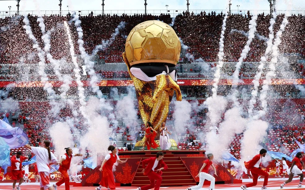 Reprodução da taça na abertura Copa 2026 — gafe com taça