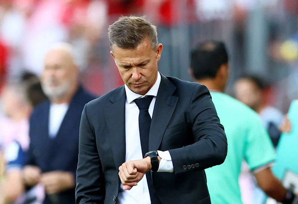Jesse Marsch durante Canadá empata com a Bósnia — técnico orienta equipe no intervalo