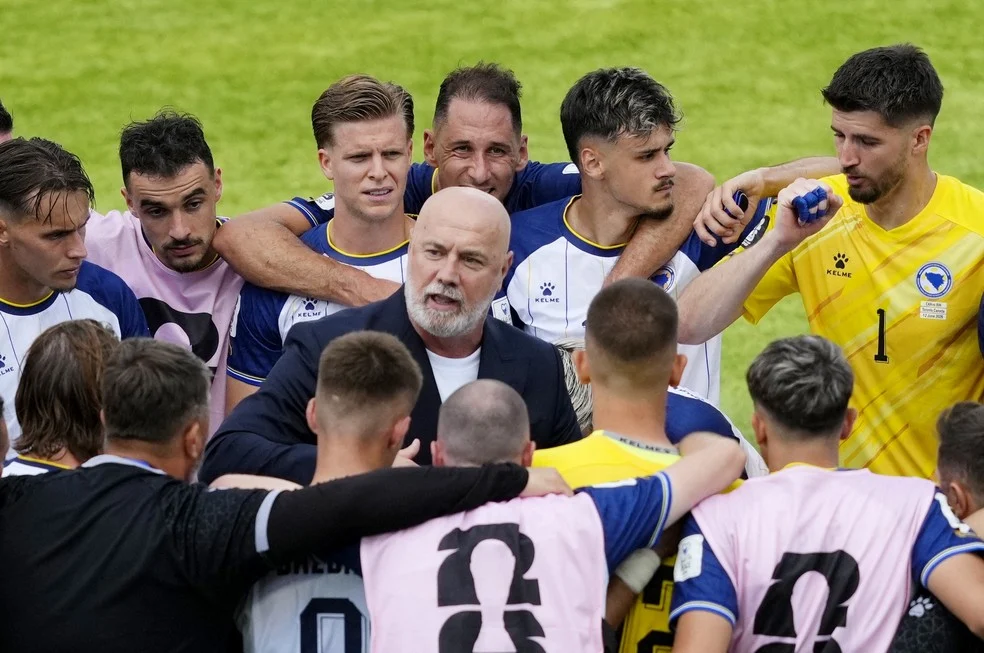 Sergej Barbarez e equipe; contexto do hino da Bósnia sem letra