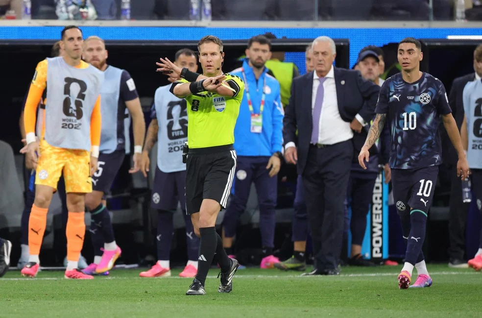 Árbitro sinaliza após revisão do VAR: Erro de identidade VAR em jogo EUA x Paraguai