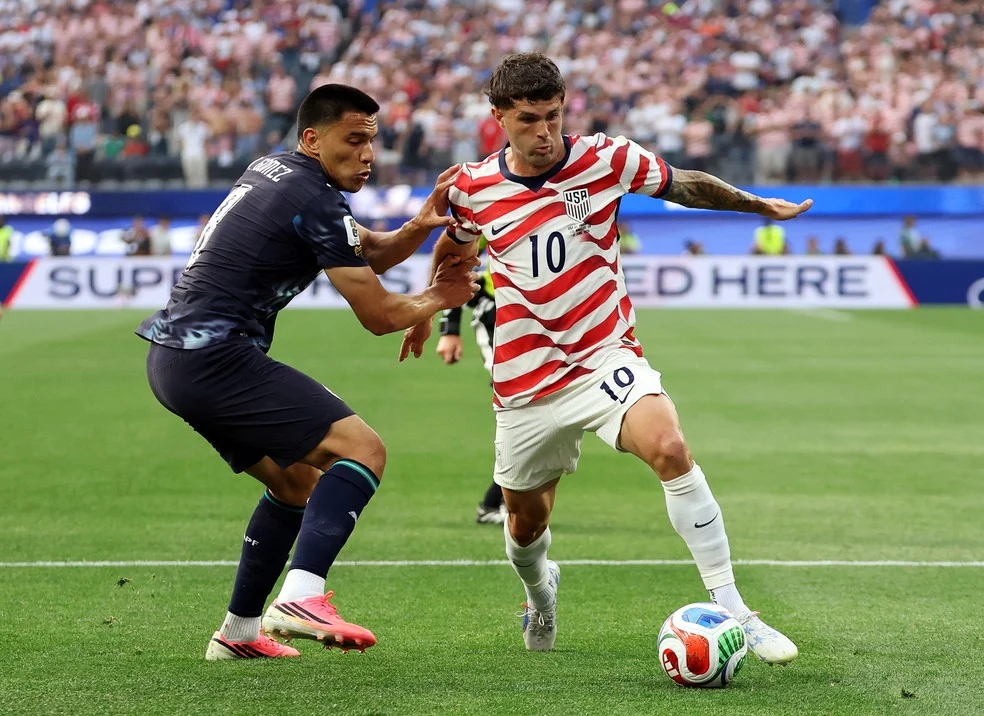 Pulisic na Copa do Mundo em ação pelo EUA contra o Paraguai