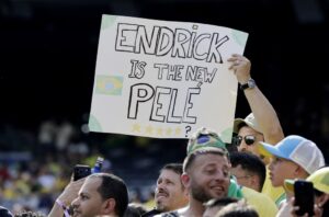 Endrick é o novo Pelé - torcedora com cartaz no MetLife