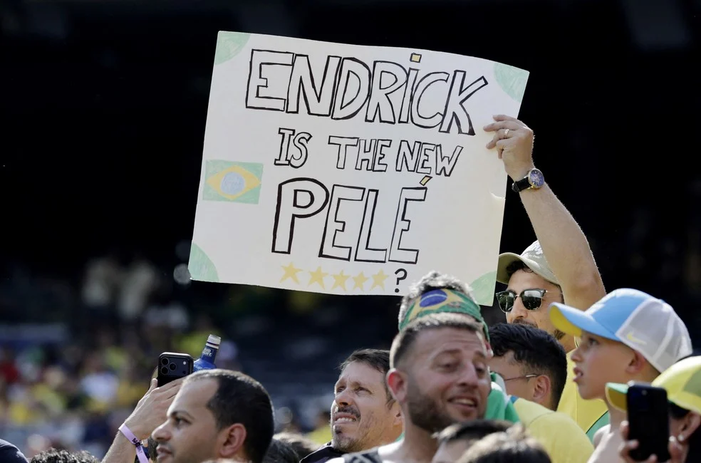 Endrick é o novo Pelé - torcedora com cartaz no MetLife