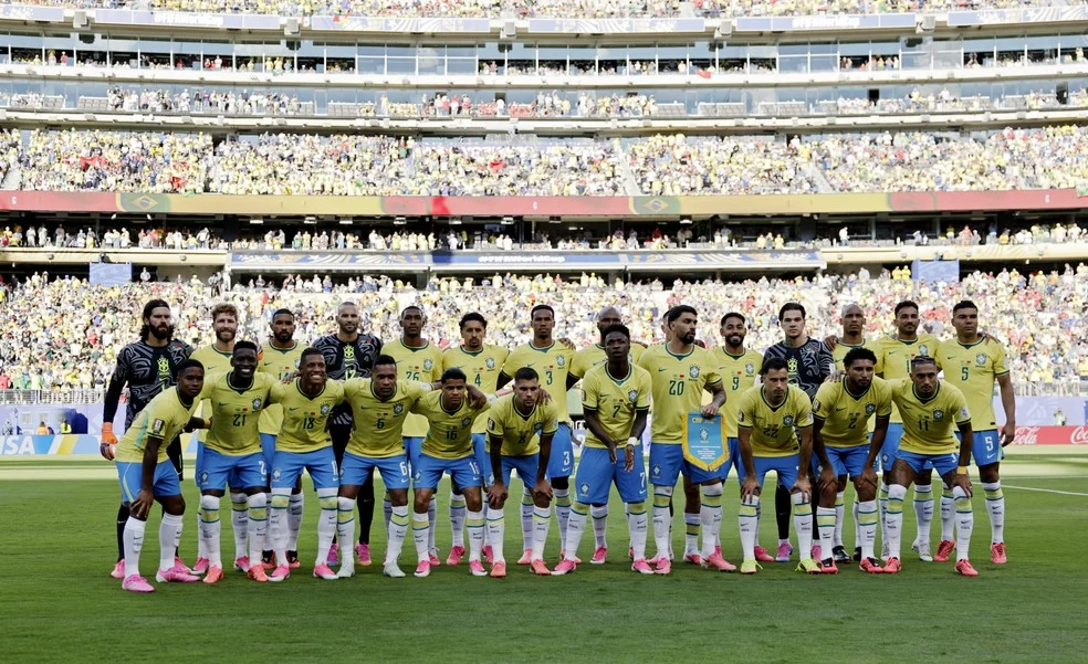 Seleção posa para foto coletiva antes do jogo; registro enfatiza união do grupo