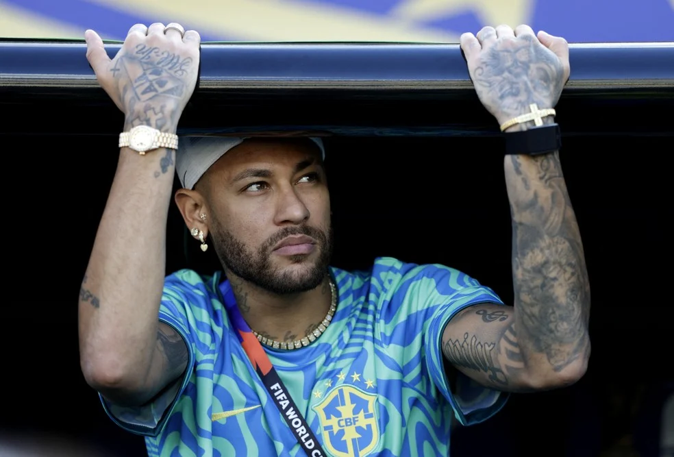 Neymar em reavaliação de Neymar por lesão na panturrilha