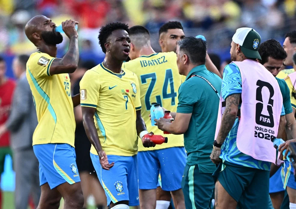 Jogadores do Brasil durante Pausa para hidratação