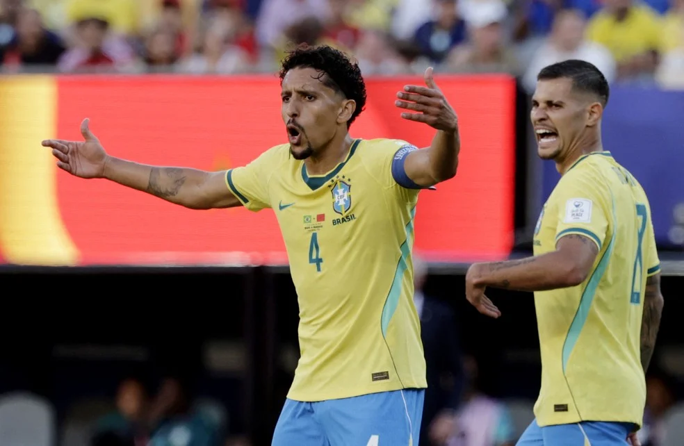 Marquinhos e Bruno Guimarães em jogo da seleção — Brasil x Escócia