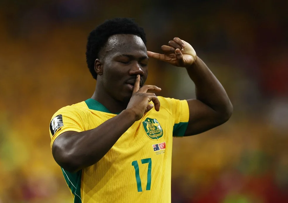 Nestory Irankunda comemorando gol - jogadores refugiados