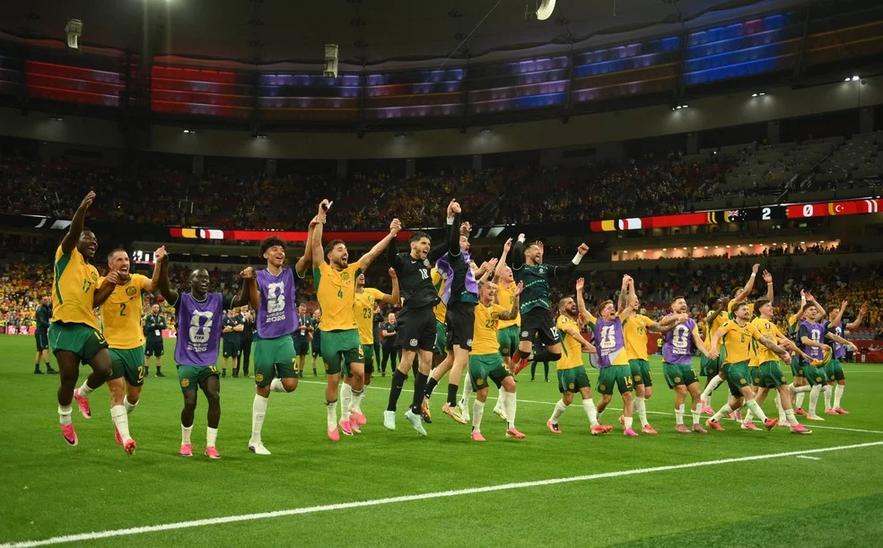 Jogadores da Austrália comemoram vitória — Irankunda diz que seleção foi subestimada