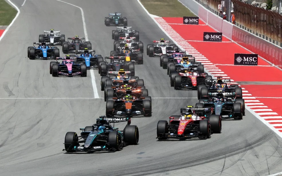 Largada do GP de Barcelona com discussão sobre motor da F1