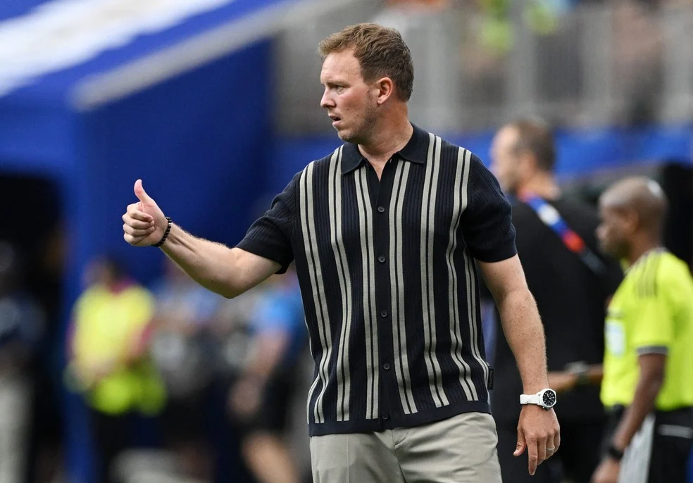 Julian Nagelsmann troca de roupa na partida