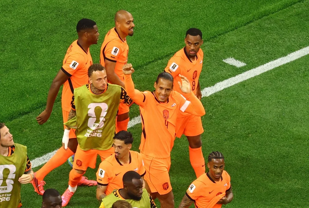 Van Dijk comemorando gol da Holanda
