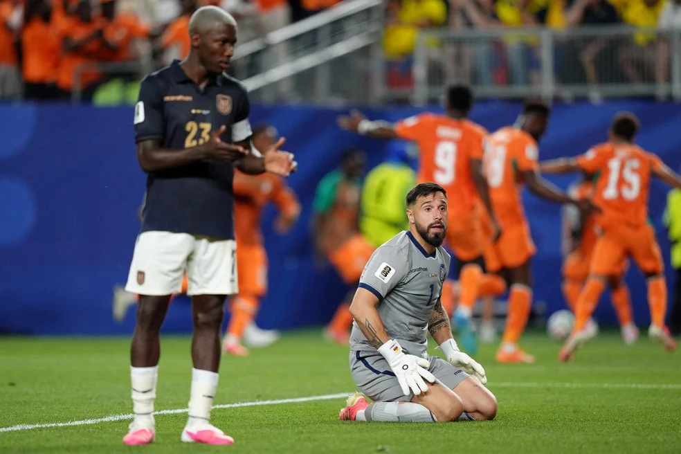 Goleiro do Equador Hernán Galíndez lamenta gol sofrido