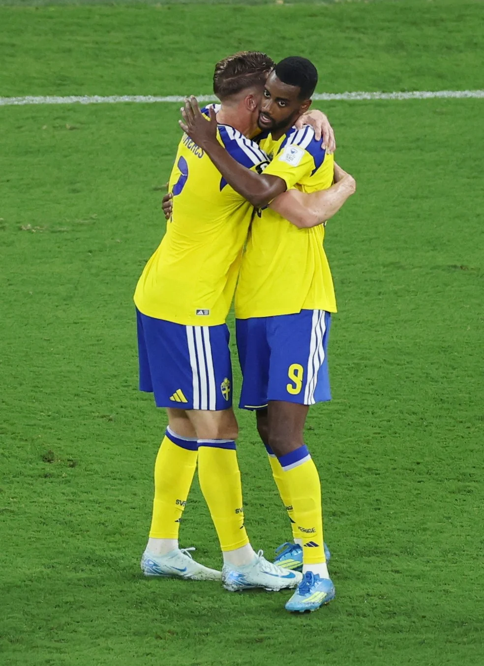 Isak e Gyökeres comemoram gol