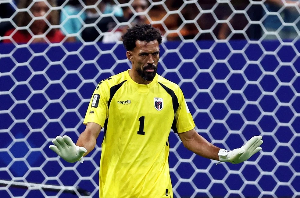 Goleiro Vozinha em defesa contra a Espanha