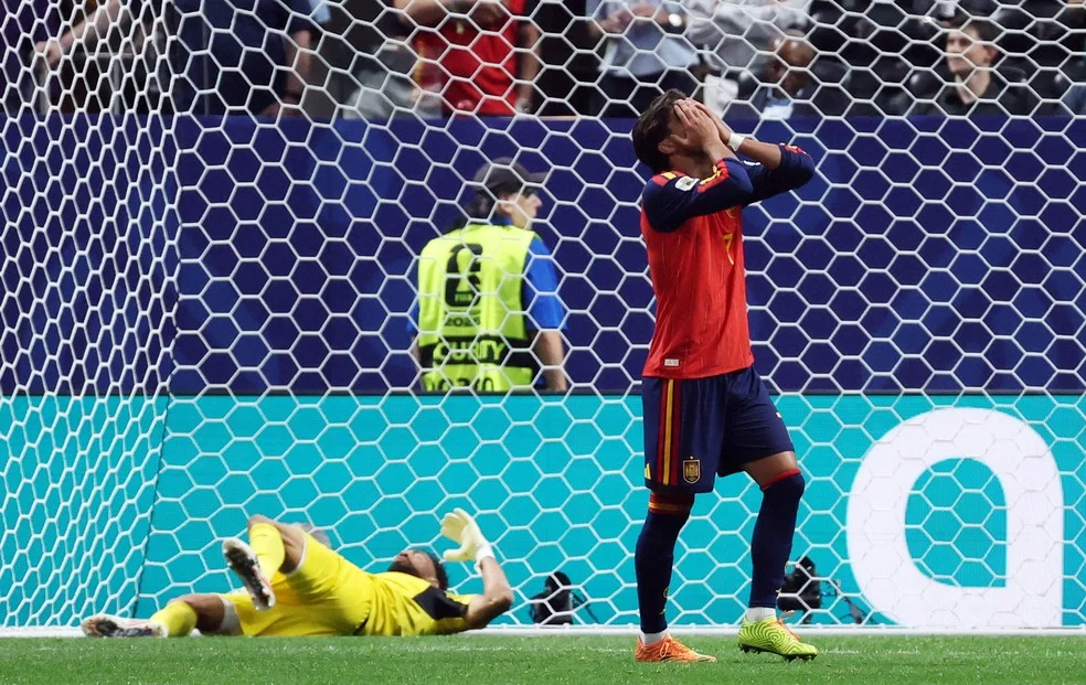 Fernan Torres se lamenta diante de Vozinha — seca de gols
