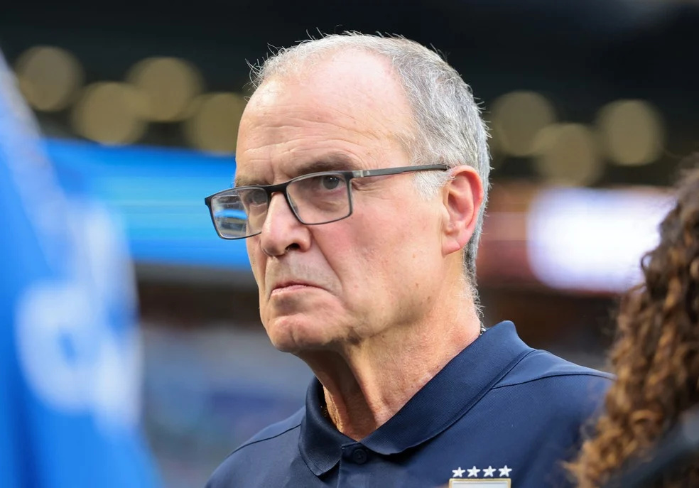 Marcelo Bielsa durante coletiva sobre a pausa para hidratação na Copa do Mundo