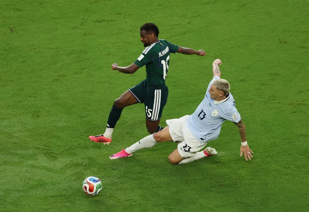 Guillermo Varela em Uruguai — Felipe Melo compara