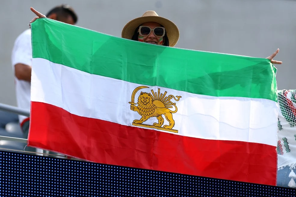 Iraniana com bandeira proibida no estádio
