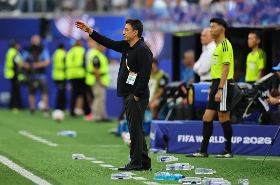 Amir Ghalenoei observa o jogo: Irã na Copa