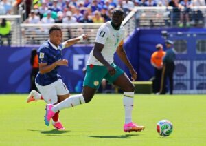 Koulibaly e Senegal disputam a bola com Mbappé — Koulibaly e Senegal