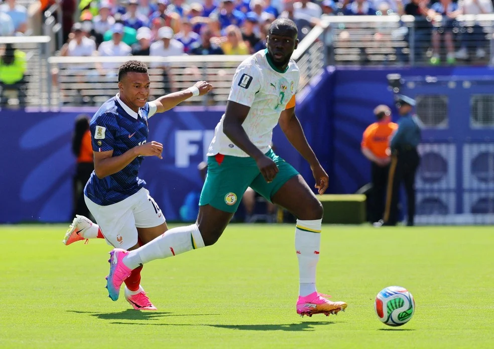 Koulibaly e Senegal disputam a bola com Mbappé — Koulibaly e Senegal