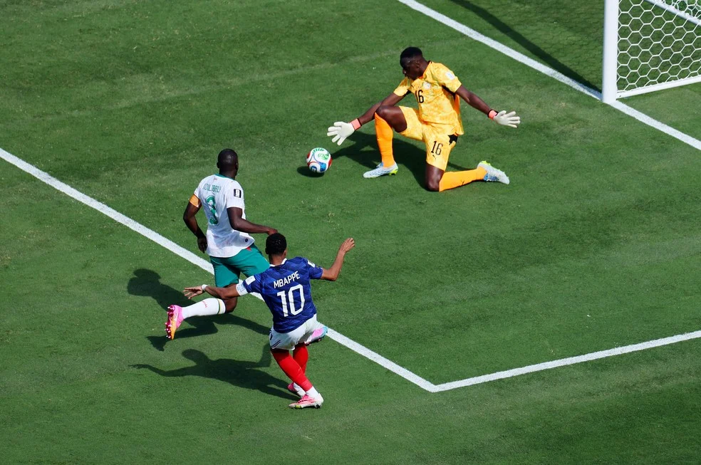 Mbappé artilheiro em França x Senegal — Foto: Mike Segar / Reuters