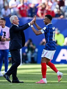 Deschamps e Mbappé após estreia — Mbappé na Copa