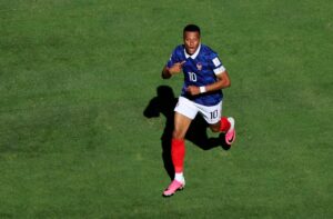 Mbappé e Olise comemoram gol da França