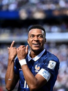 Mbappé e Olise em ação na partida França x Senegal