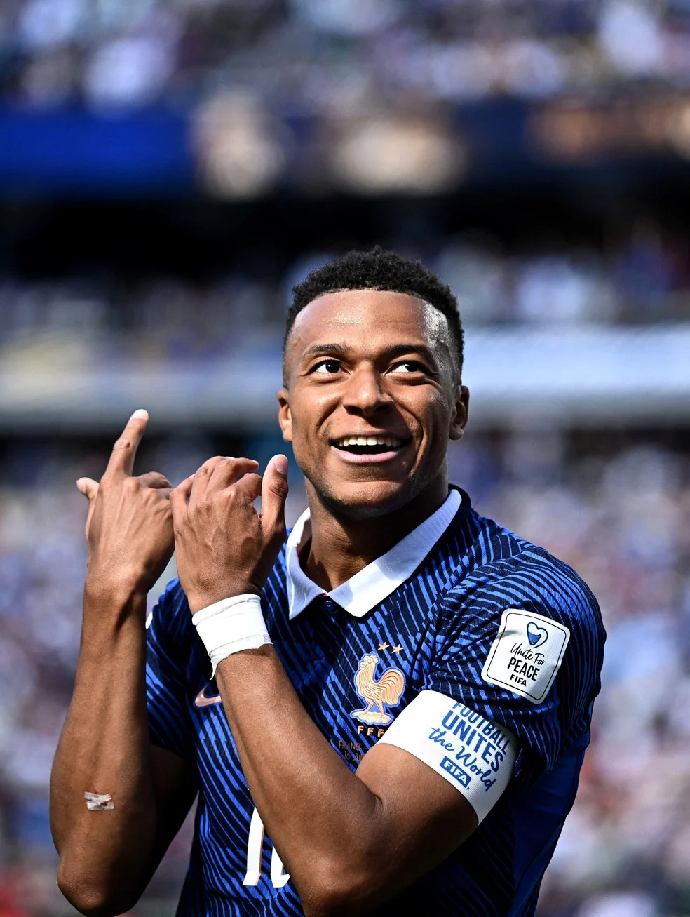 Mbappé e Olise em ação na partida França x Senegal