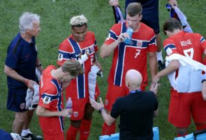 Jogadores da Noruega com coletes de resfriamento durante a pausa de hidratação