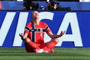Haaland medita no gramado após marcar gol — Haaland medita
