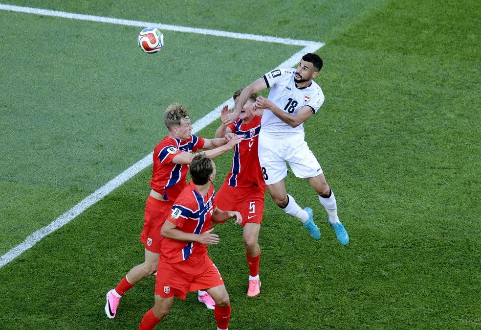 Aymen Hussein sobe de cabeça para marcar o gol do Iraque