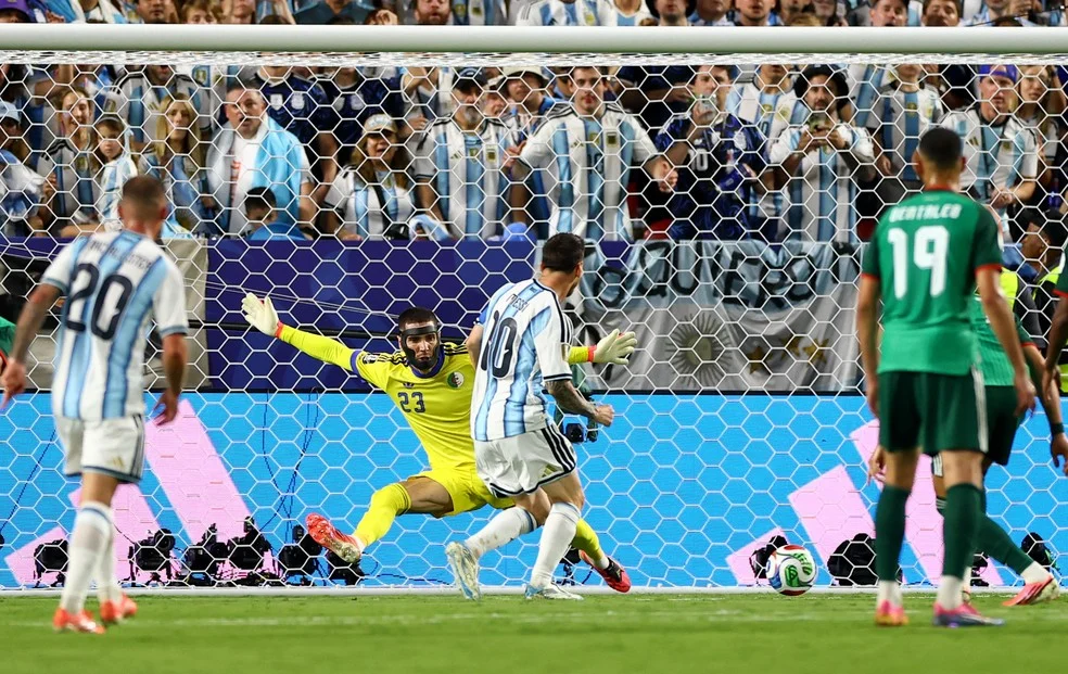 Filho de Zidane, goleiro da Argélia, após gol de Messi