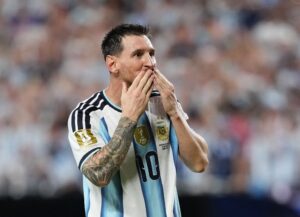 Lionel Messi celebra hat-trick de Messi na estreia da Copa