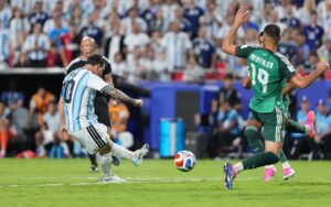Messi iguala Klose ao comemorar terceiro gol contra a Argélia