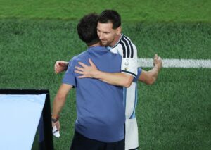 Scaloni exalta Messi no cumprimento após Argentina x Argélia — Messi e Scaloni