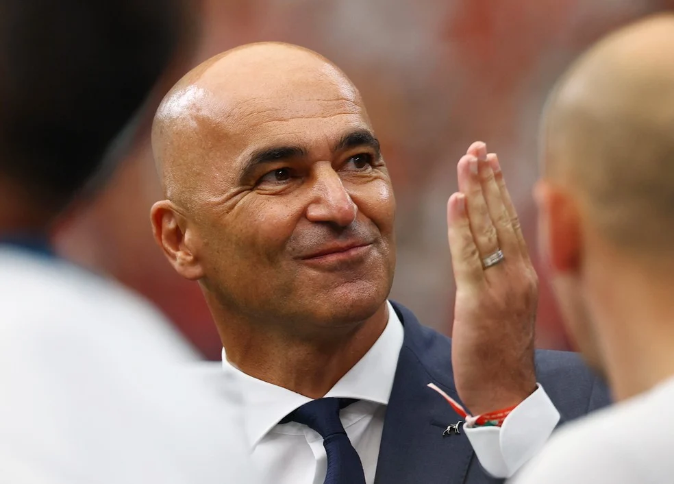 Roberto Martínez com pulseiras em estreia em homenagem a Diogo Jota