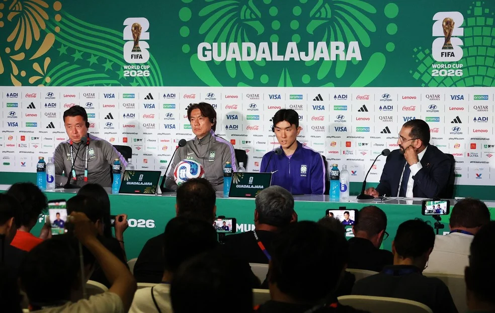 Técnico e meia da Coreia do Sul em entrevista no Estádio Guadalajara